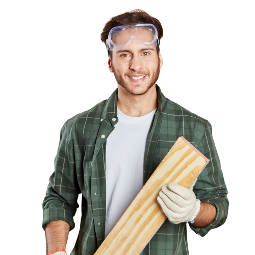 Artisan tenant une planche de bois